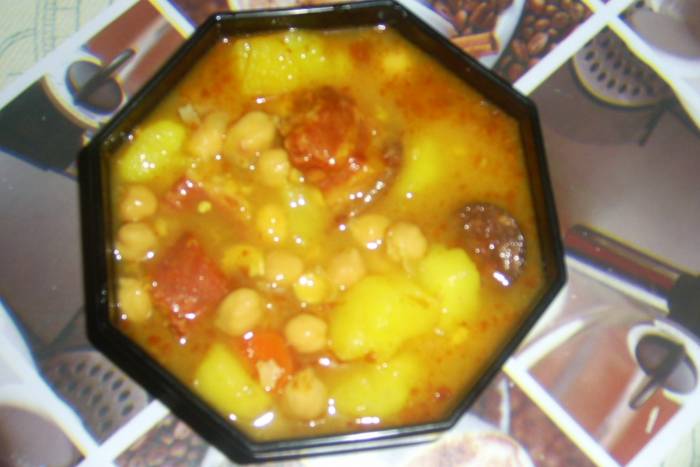 Potaje de garbanzos con pringá