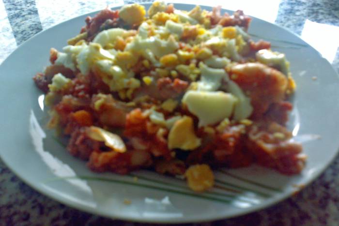 Macarrones vegetales con carne picada y huevo duro