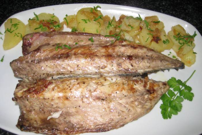 Caballa con patatas y cebolla caramelizada