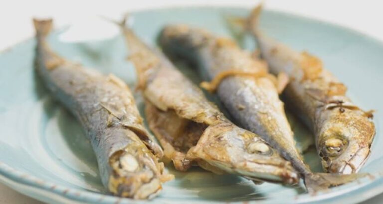 Salar y rebozar con harina el pescadito frito
