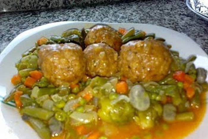 Albóndigas caseras con menestra