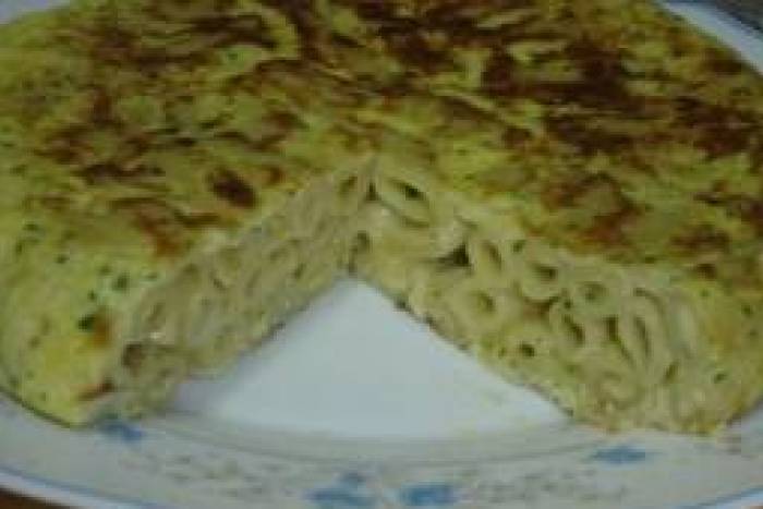 Tortilla de macarrones y gambas al horno