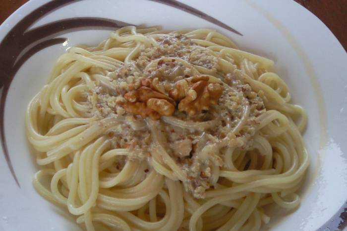 Espaguetis con salsa roquefort y nueces
