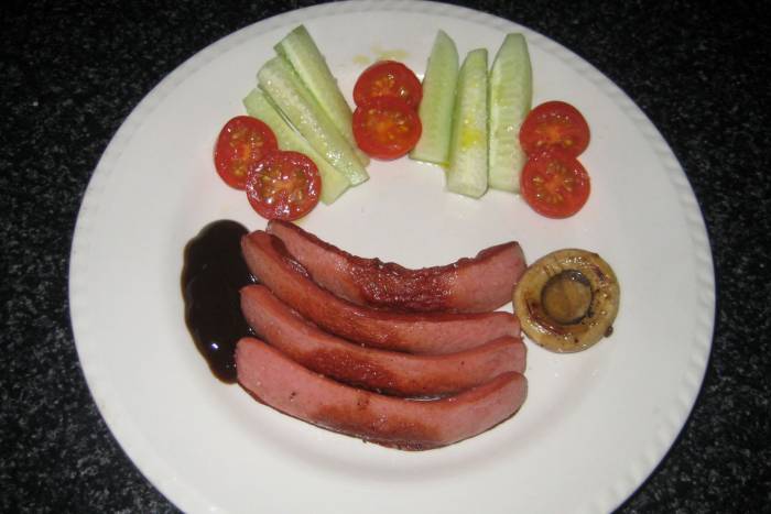 Salchichas a la plancha con ensalada