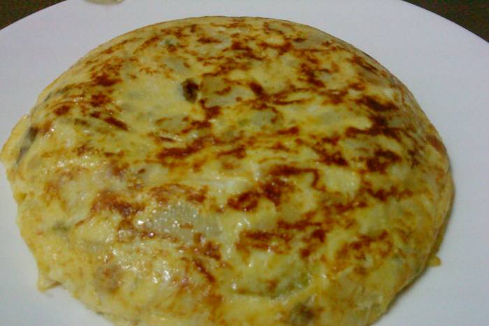 Tortilla de patatas, calabacin y pimientos verdes