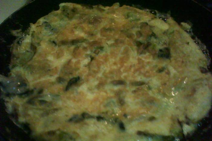 Tortilla de setas y ajos tiernos