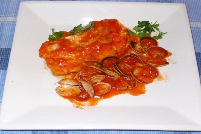 Bacalao con tomate, almejas y gambas