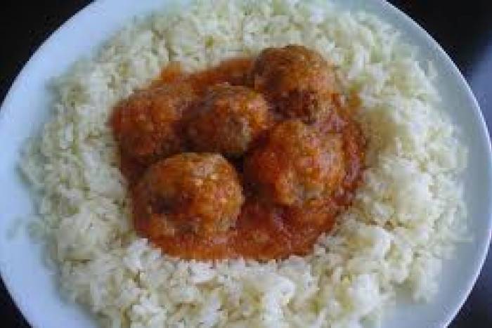 Albóndigas con tomate casero y rico arroz blanco para lolines