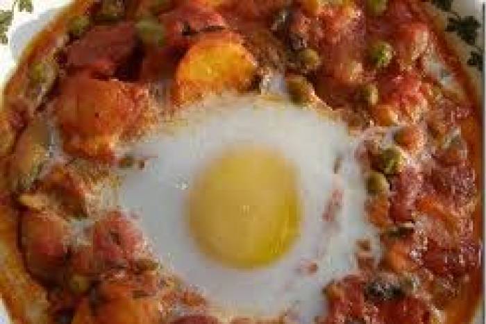 Huevos al plato con patatas y bechamel