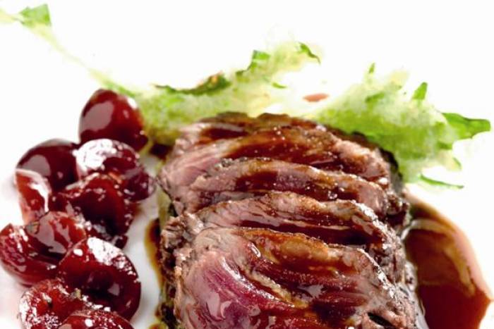 Entraña de ternera con trinxat de patata y achicoria y salsa de cerveza