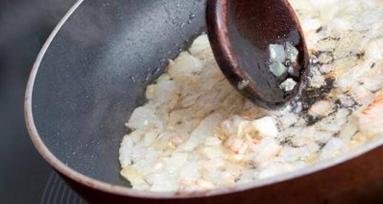 ¿cómo agilizar un sofrito con cebolla?