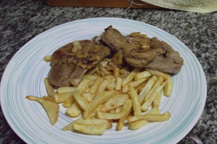 Chuletas de cerdo a la cerveza con patatas fritas