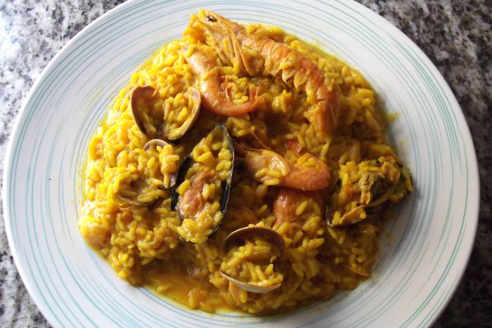 Preparado de paella con rico marisco para primi