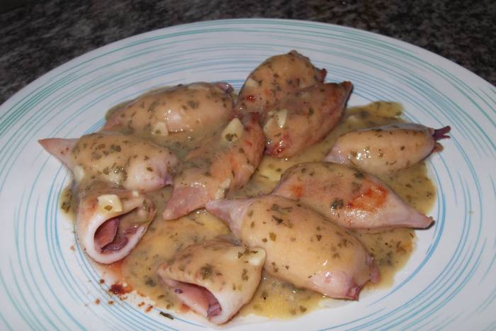Chipirones rellenos con salsa verde