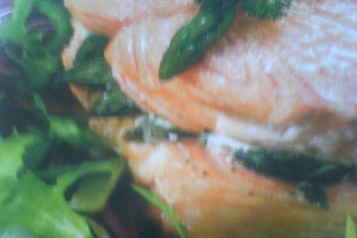 Salmón plancha con guarnición de espárragos trigueros