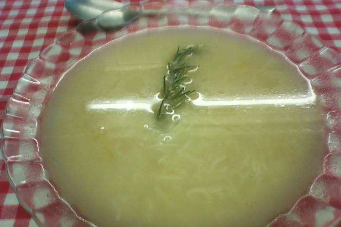 Sopa de fideos al romero