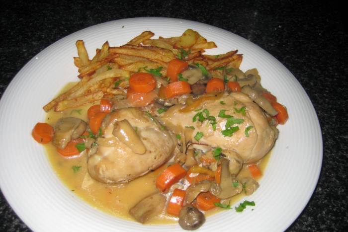 Jamoncitos guisados con zanahorias y champiñones