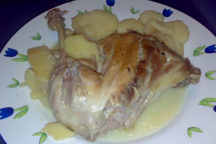 Muslo y contramuslo de pollo con guarnición de patatas