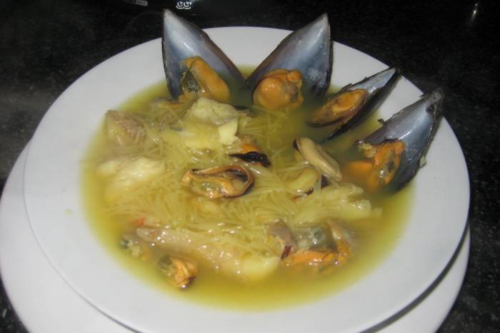 Sopa de fideos con marisco y pescado