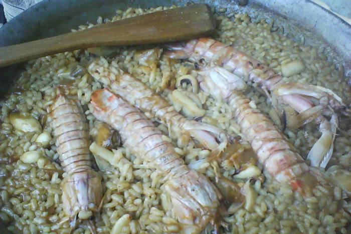 Paella de arroz con galeras