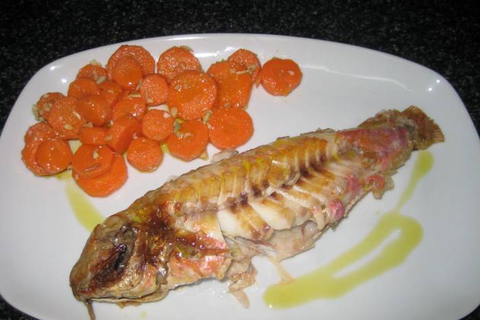 Salmonetes a la plancha con zanahorias aliñadas con comino