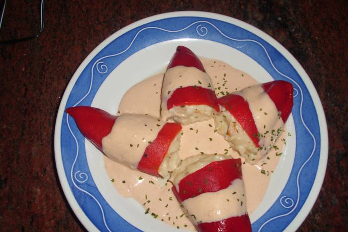 Pimientos de piquillo rellenos de bacalao y gambas