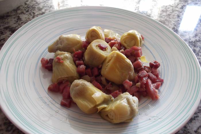 Corazones de alcachofas rehogadas con jamón