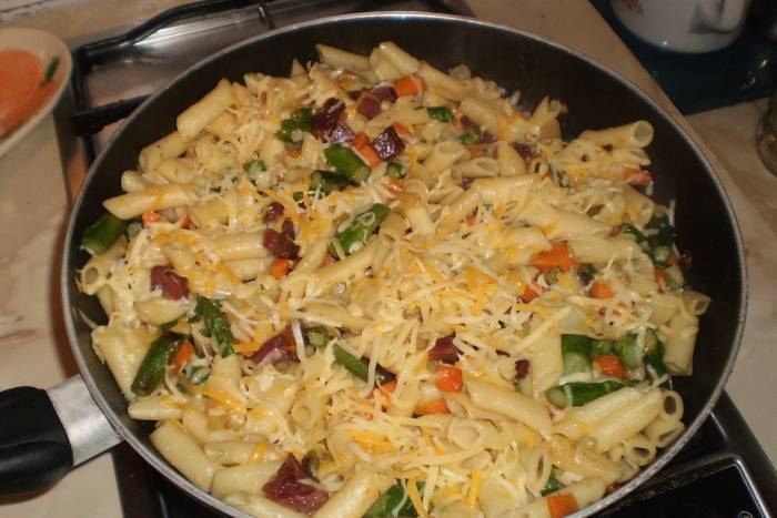 Macarrones con espárragos verdes y jamón curado