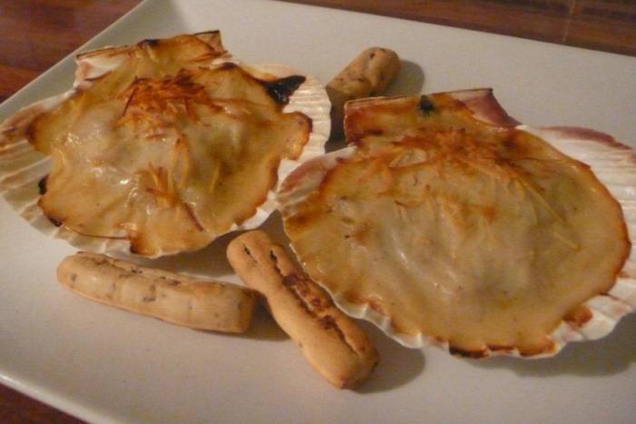 Merluza con gambas en concha de vieira, para auxiliadora