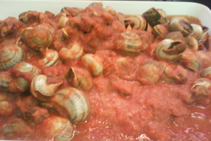 Caracoles con tomate y jamón