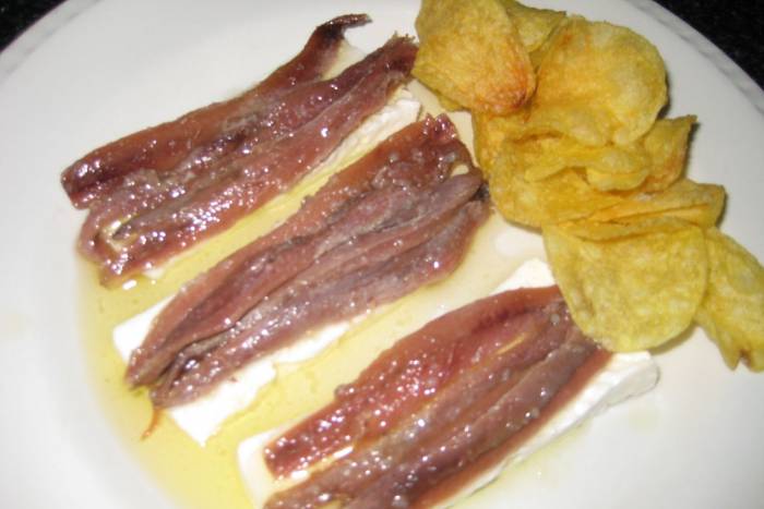 Anchoas con queso fresco