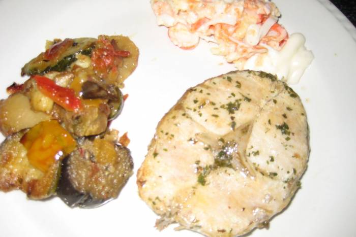 Merluza a la plancha con verduras braseadas