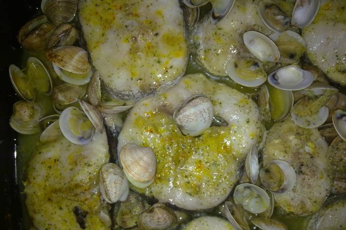 Merluza con almejas al horno