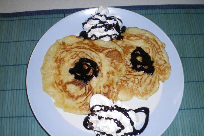 Tortitas con nata y sirope de chocolate