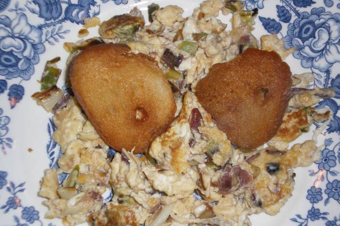 Revuelto de ajetes con jamón serrano