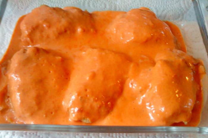 Pimientos rellenos de bacalao con salsa de pimientos