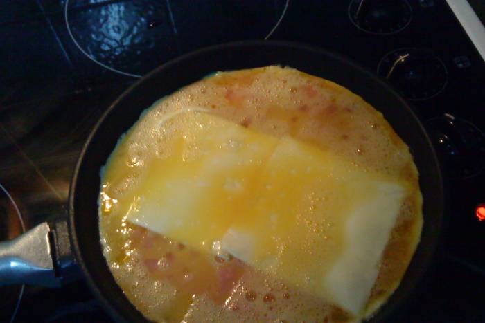 Tortilla de calabacín, jamón de york y queso