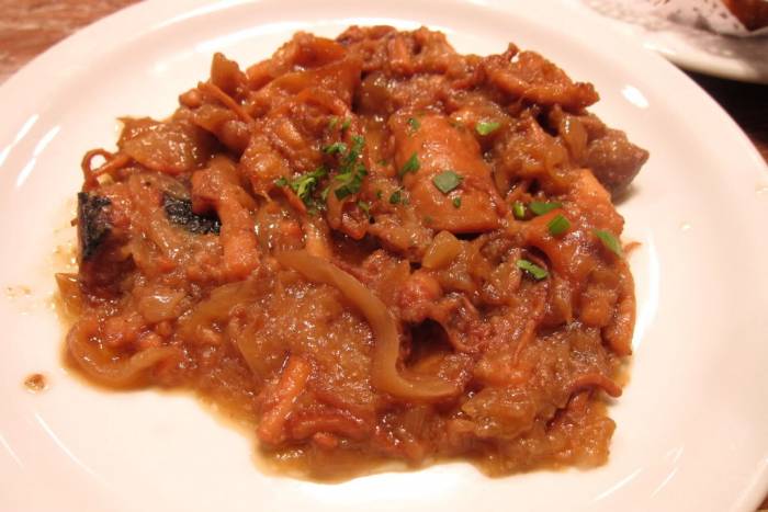 Calamar con cebolla y tomate