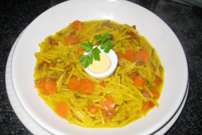 Cazuela de fideos con verduras y carne