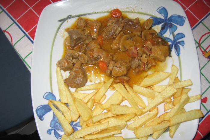 Carne de cerdo en salsa con champiñones