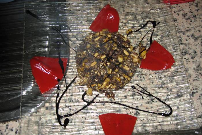 Revuelto de morcilla con piñones y manzana