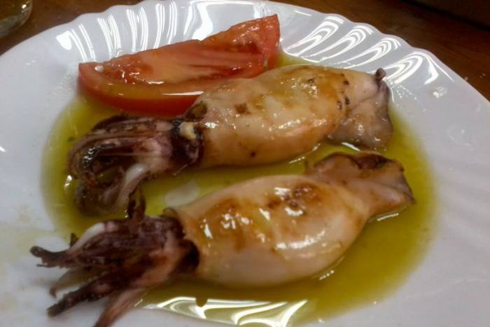 Chipirones a la plancha en aceite de perejil