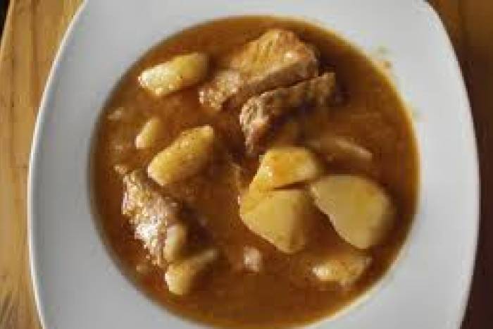 Cazuela de patatas con costillas y setas