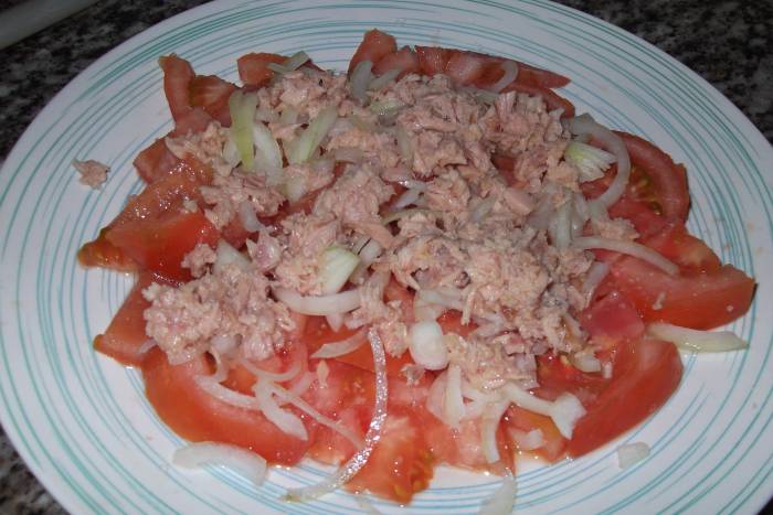 Aliño de tomates con cebolla y atún para abuelo