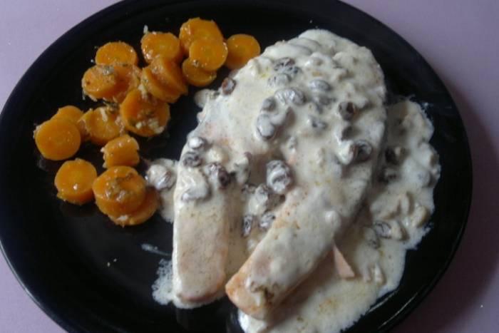 Salmón con pasas y piñones