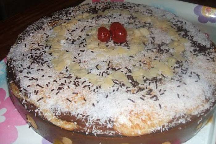 Tarta de chocolate rellena de profiteroles
