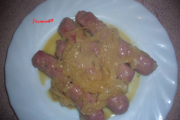 Salchichas encebolladas