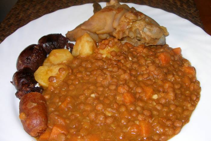 Lentejas estofadas con manita de cerdo