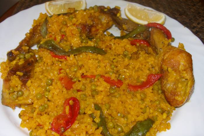 Paella de conejo y pollo