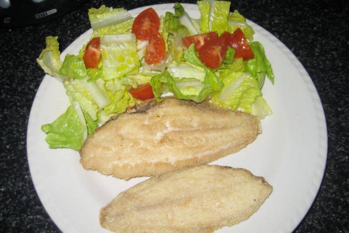 Lenguados fritos con ensalada